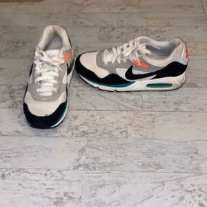 Women’s Nike Air maxs correlate white black new green